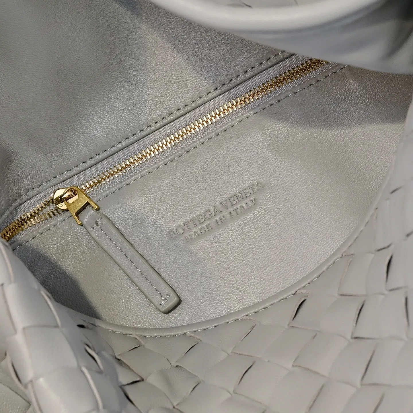 Batch 2160 #Bv Yangjin large size HOP cowhide, the bag body and handles are made of a whole piece of woven leather. The bag body is soft and lazy. Hop symbolizes the praise of innovation and eternal craftsmanship [love]. The pyramid silhouette combines practicality and fashion. Modern and casual, the bag mouth is double-sided closed design, more convenient and safe! Made of soft cowhide and full of texture, this is a must-have for fashionable ladies who like minimalism, comfort and casualness! Model: 3970 Dimensions: 54x24x13